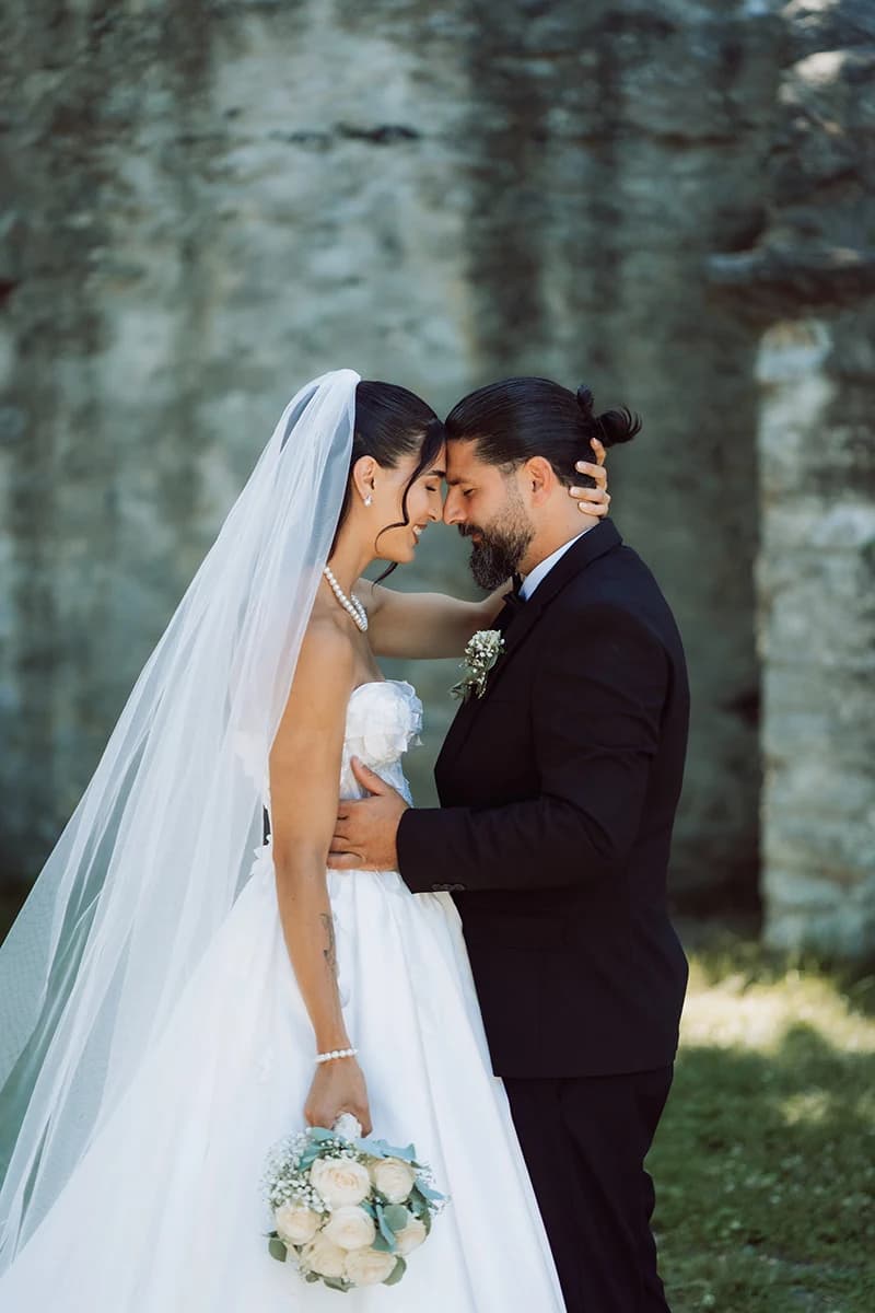 Brautpaar Stirn an Stirn vor der alten Ruinenmauer — Hochzeit Elisabete & Nafi in Hof, Oberfranken
