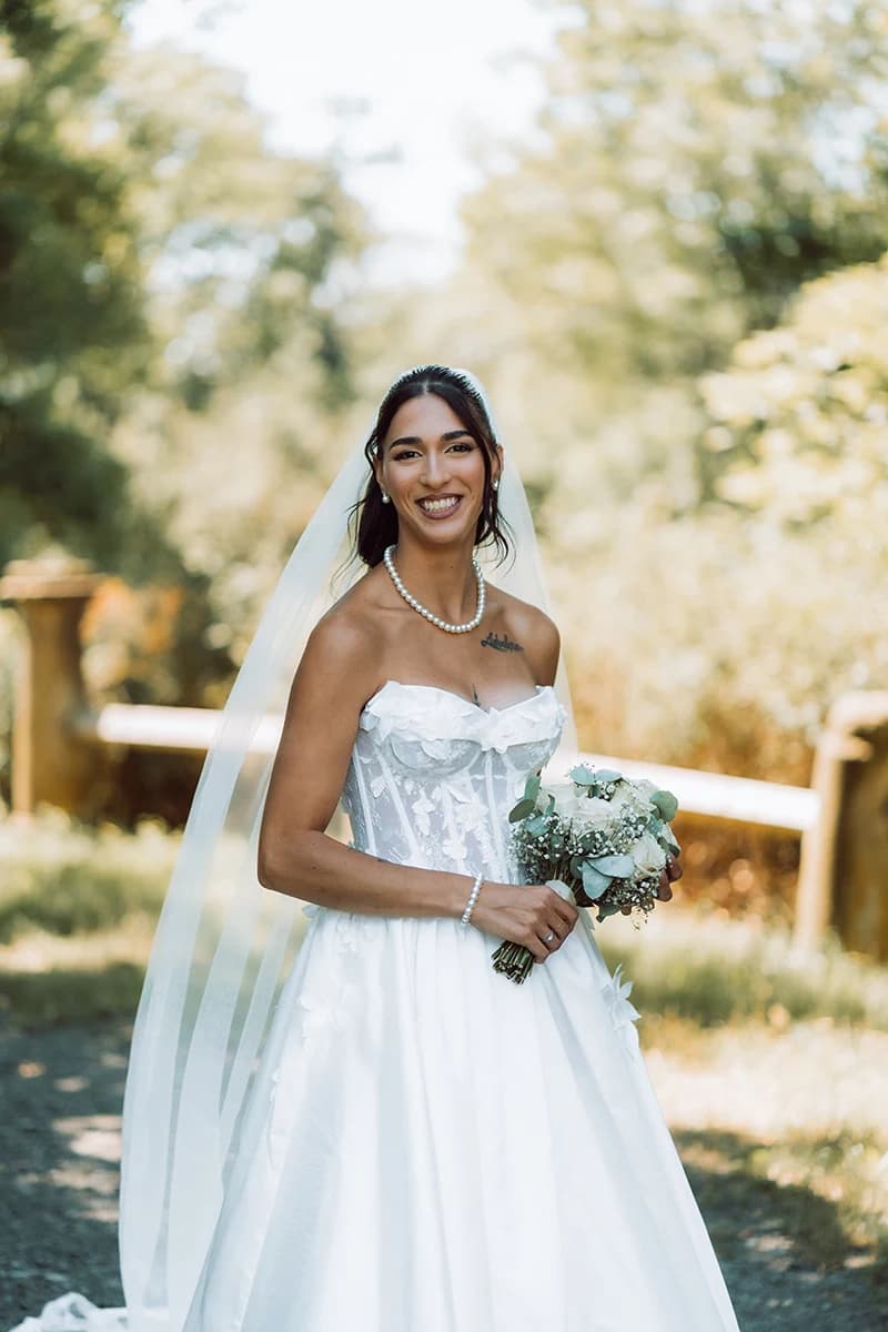 Brautporträt mit Perlenkette, Schleier und Brautstrauß aus weißen Rosen — Hochzeitsfotograf Hof