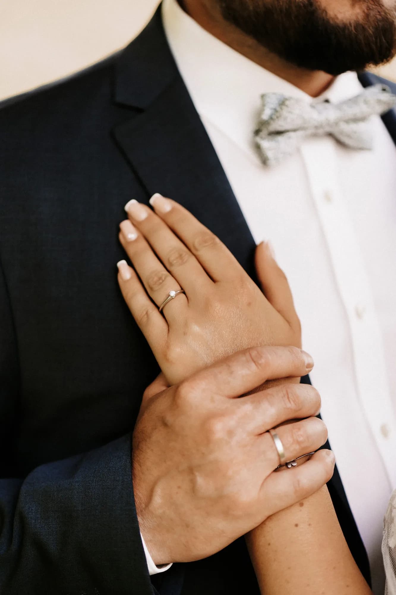 Detailaufnahme der Brauthand mit Verlobungsring auf der Brust des Bräutigams — Hochzeit in Berg, Oberfranken