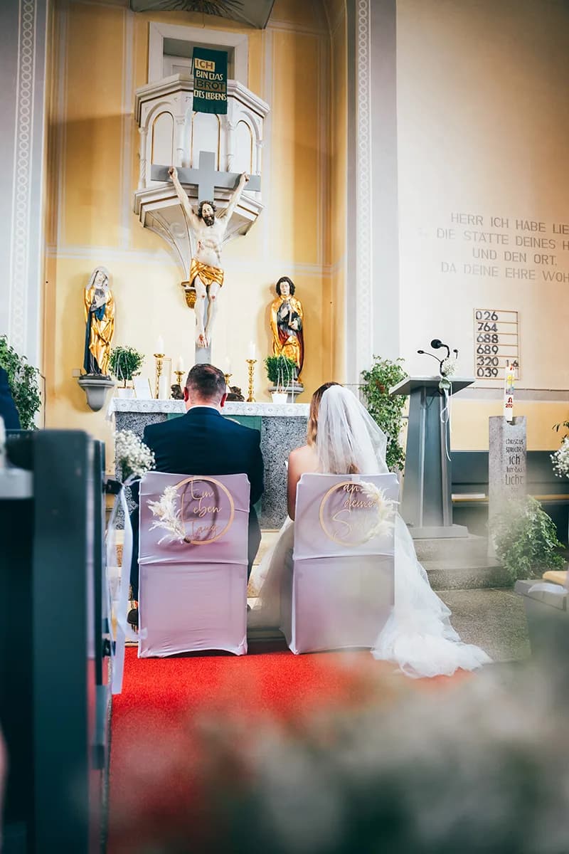 Kirchliche Trauung in der St.-Marien-Kirche — Brautpaar Lara & Denis am Altar