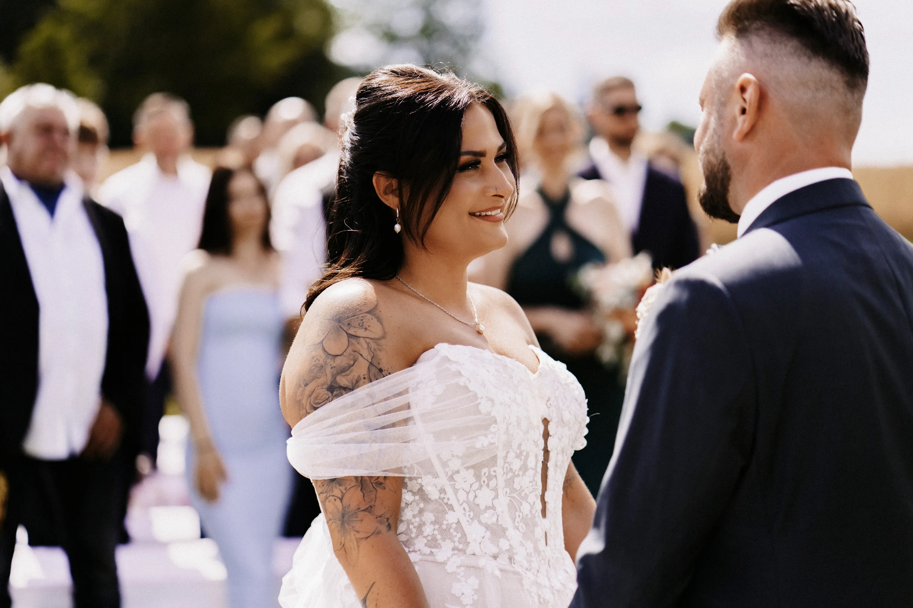 Braut blickt ihren Bräutigam während der freien Trauung an — emotionale Hochzeit in Berg, Oberfranken