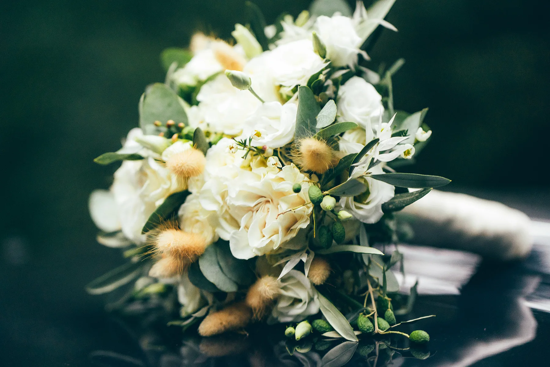 Brautstrauß aus weißen Rosen und Eukalyptus — Hochzeit Lara & Denis in Schwarzenbach am Wald